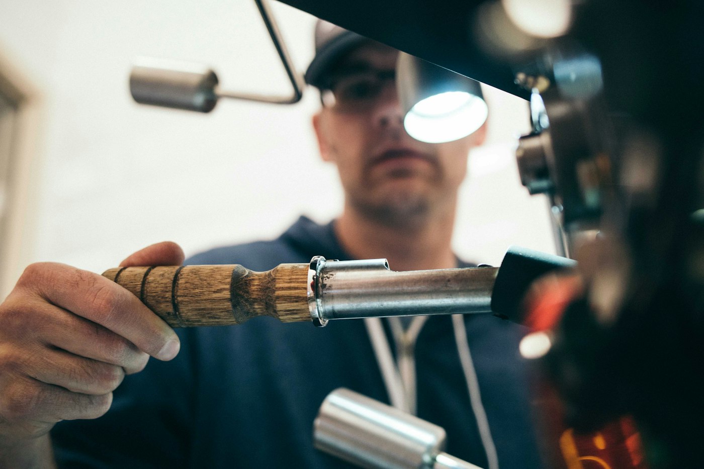 Blick in einen Schaltschrank mit Elektroverkabelung