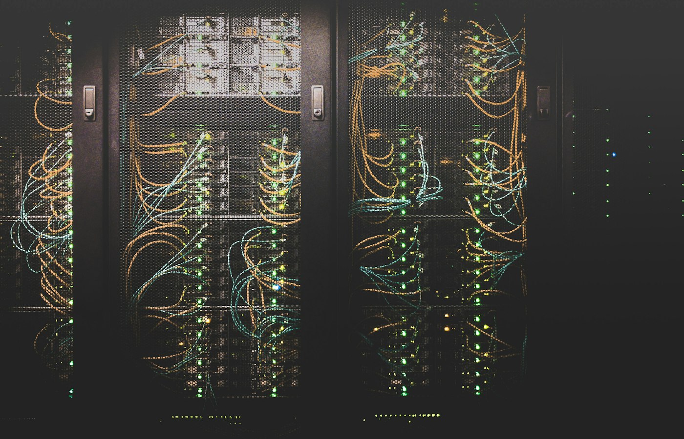 Netzwerkverkabelung und Servertechnik